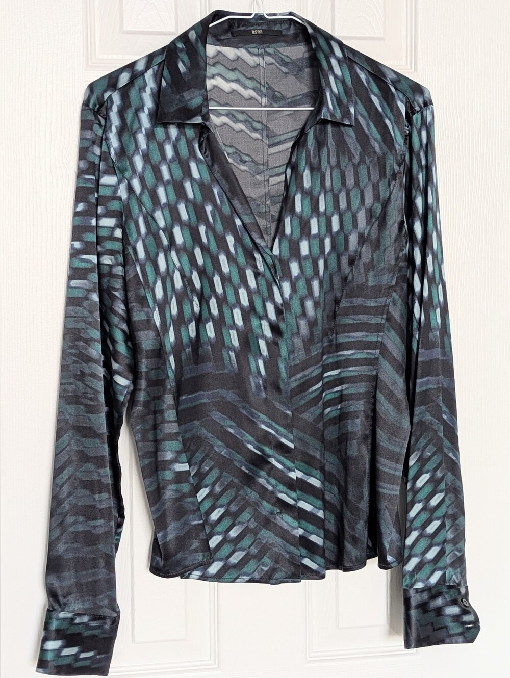 Hugo Boss Women's (XS/S) Silk Green Patterned V-Neck Collared Long Sleeve Blouse